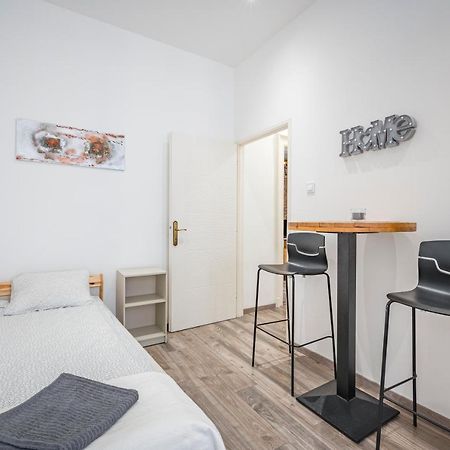 Design Apartment W Ac On Ring Road By Newave Apartments Budapest Ngoại thất bức ảnh